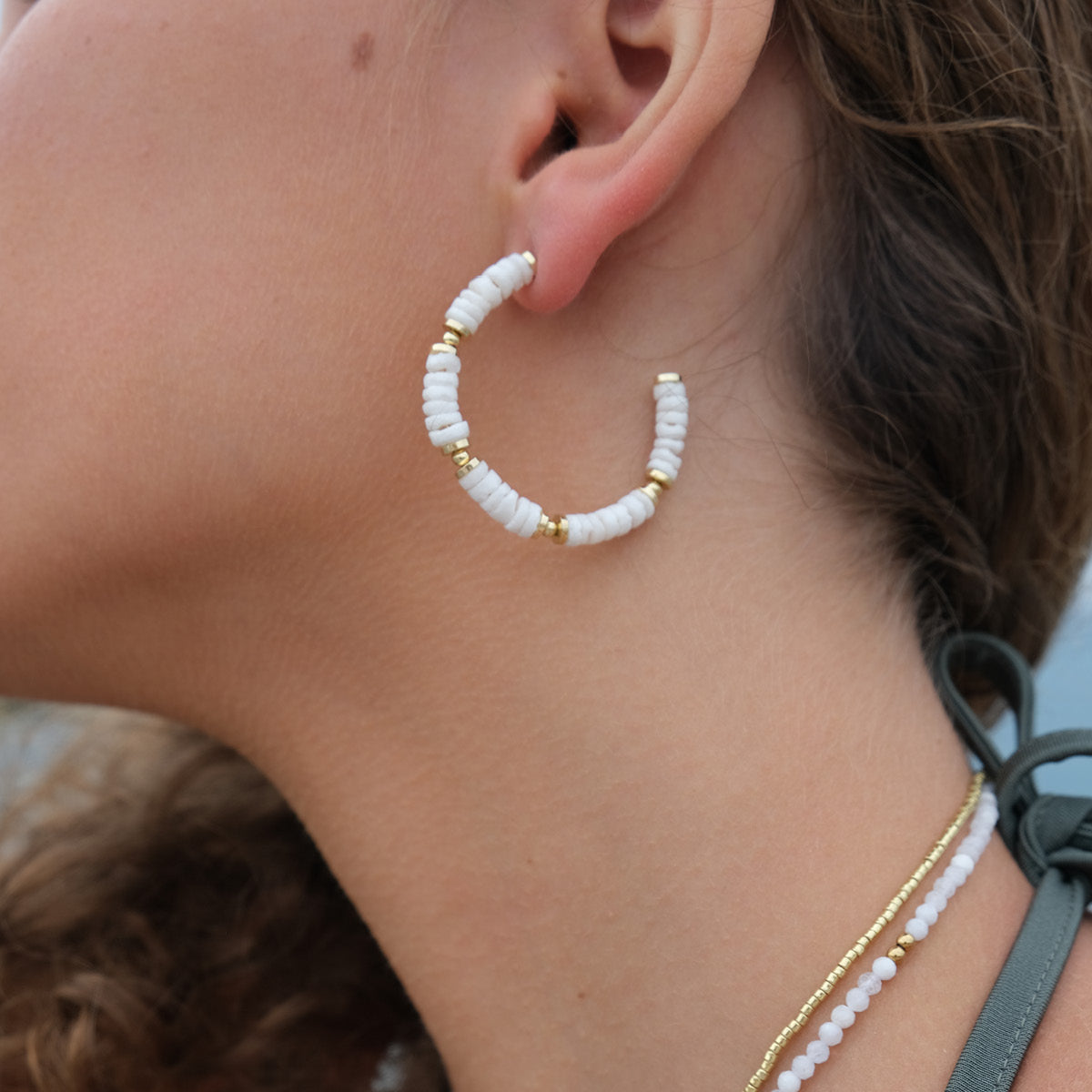 Øreringer med hvite beads - A&C Oslo - Design Collection_2