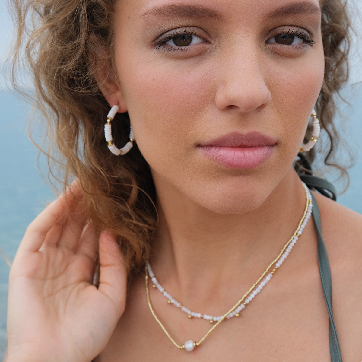 Øreringer med hvite beads - A&C Oslo - Design Collection_3