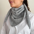 Trekantskjerf, 100% lammeull, light grey