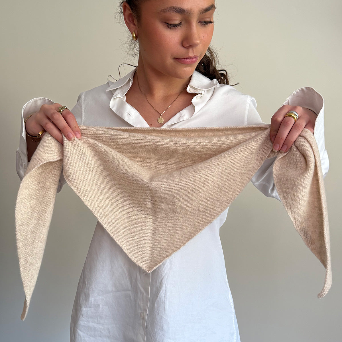 Trekantskjerf, 100% lammeull, beige
