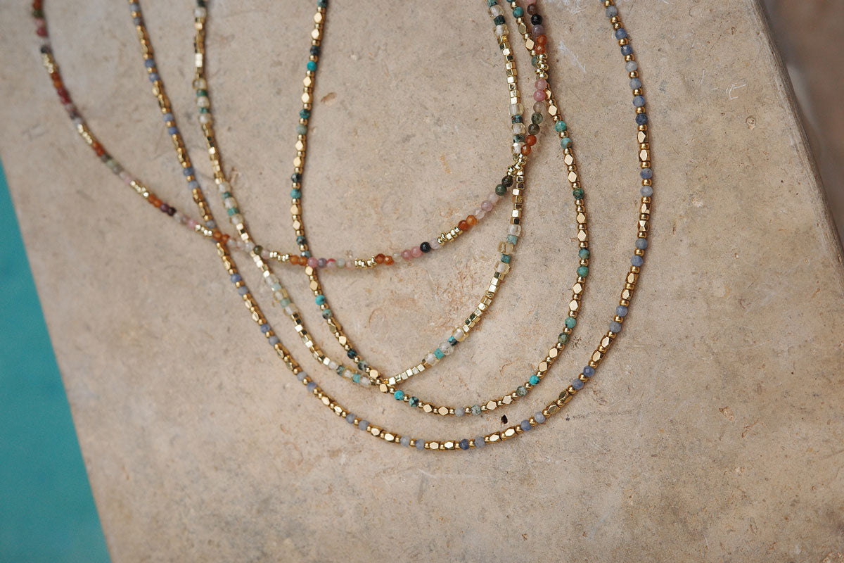 Kort kjede med små stener, gull/grønn - A&C Oslo - Design Collection_3