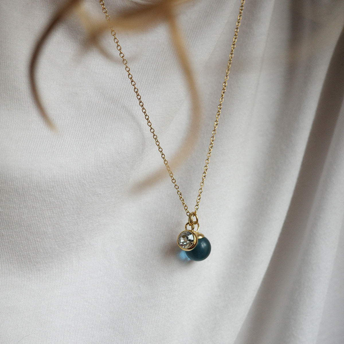 Kort kjede med glasskule, blue, G
