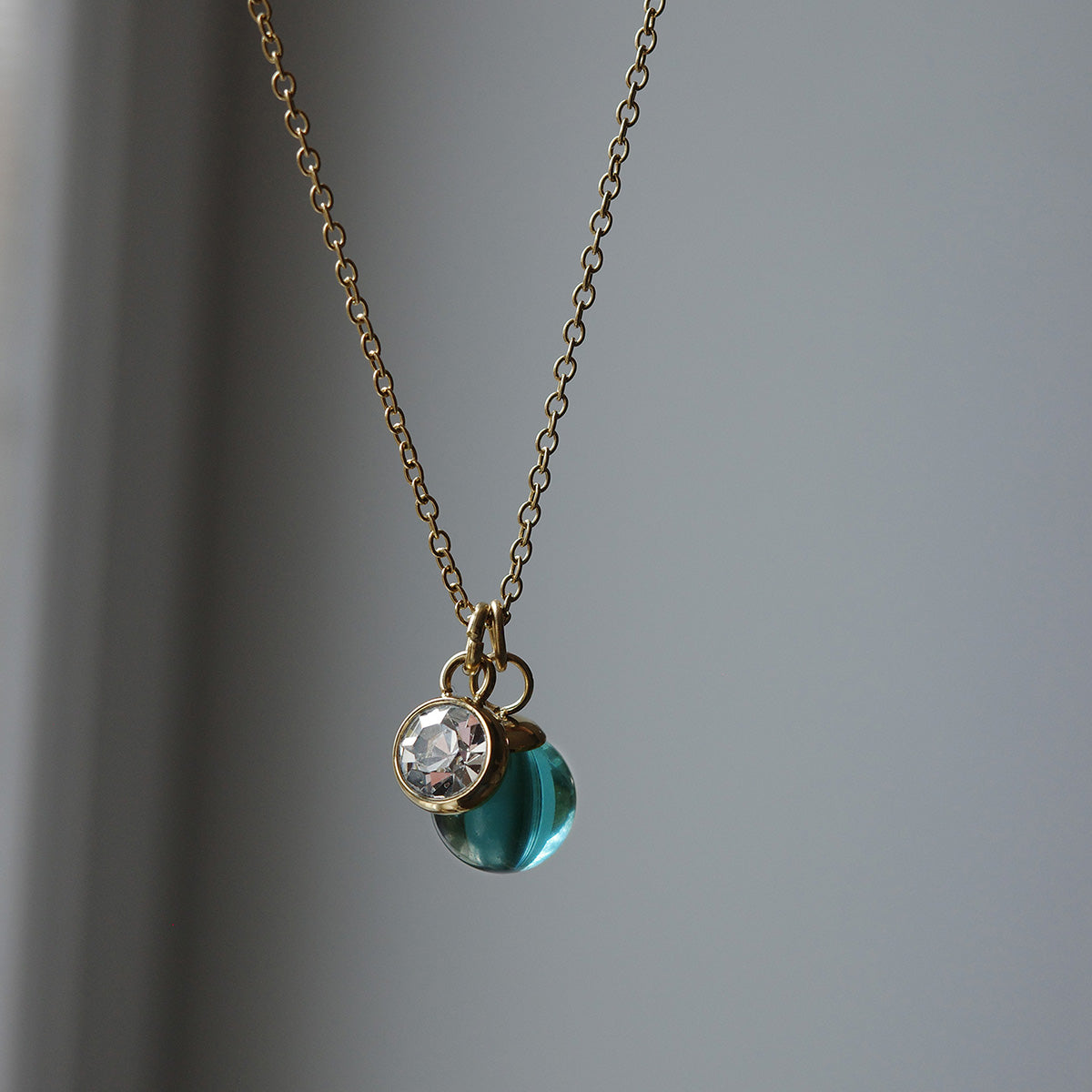 Kort kjede med glasskule, blue, G