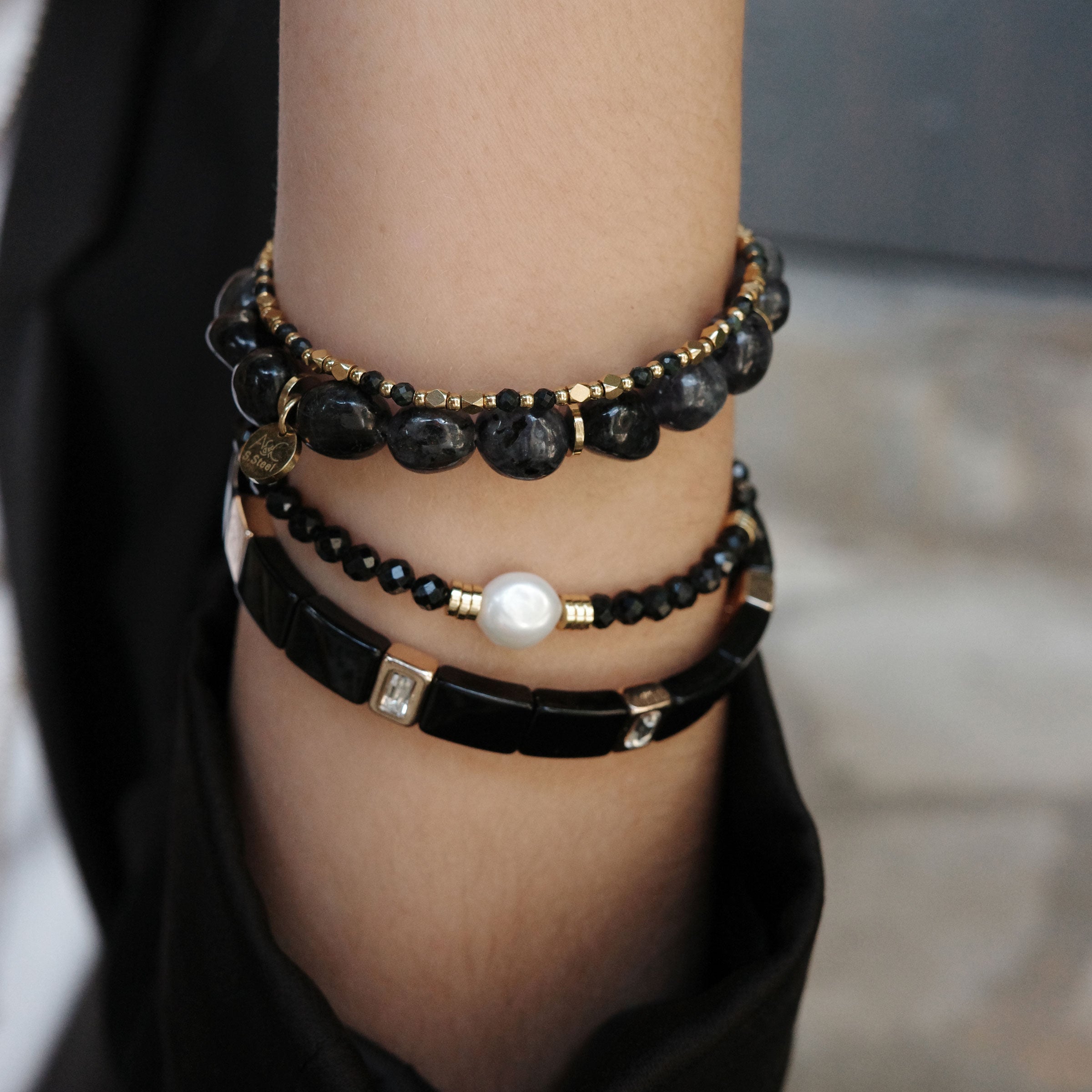 Emaljert armbånd, sort/gull - A&C Oslo - Design Collection_4