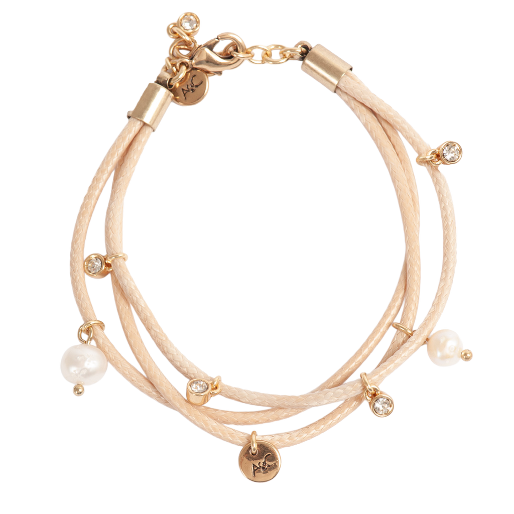 Armbånd med charms, beige - A&C Oslo - Design Collection