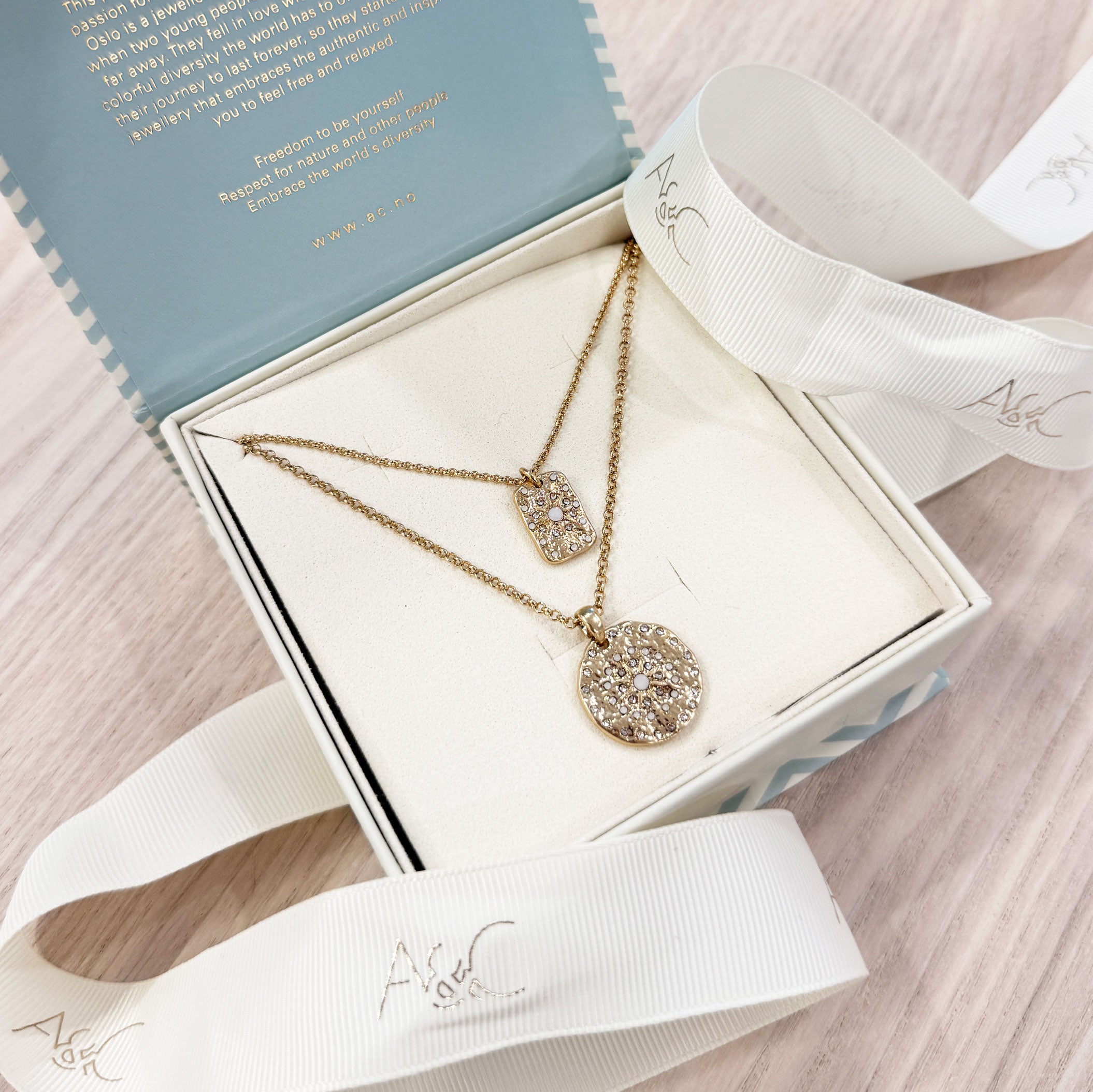 Gaveinnpakning med silkebånd - A&C Oslo_2